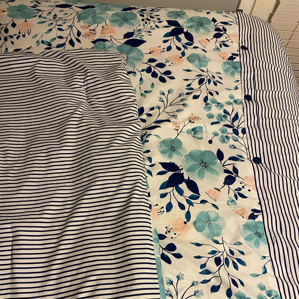 Queen size comforter! - Picture 2 of 5